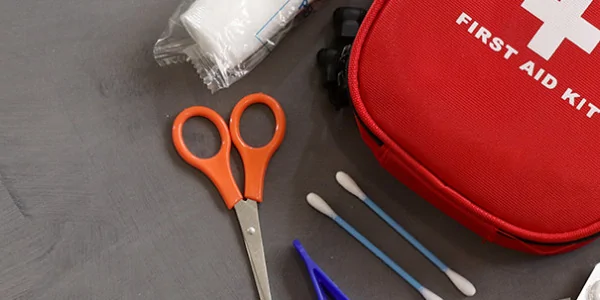 Préparer ses vacances : l'importance de la trousse de secours